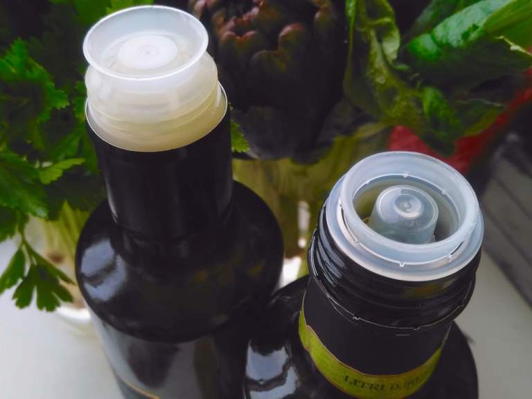 bottiglia di olio con tappo antirabbocco