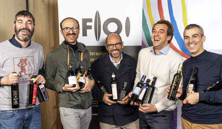 olivicoltori fioi al mercato vini