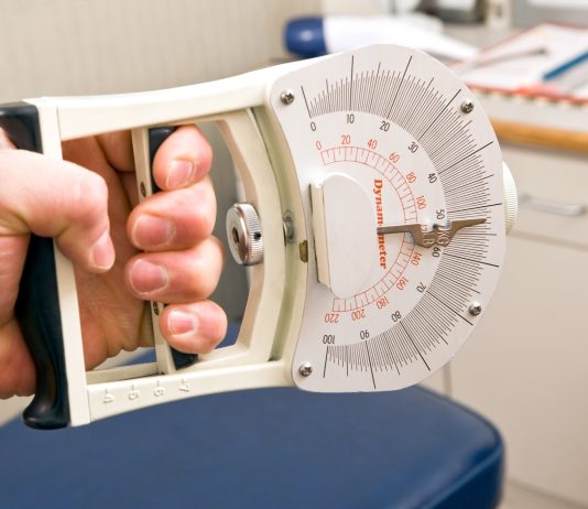 Caduta nell'anziano: valutare il rischio con test di forza della presa della mano