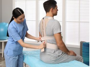 Uno studio cinese si concentra sull'uso sinergico della teleriabilitazione, esercizi specifici per la scoliosi e utilizzo del corsetto di Ch&ecirc;neau