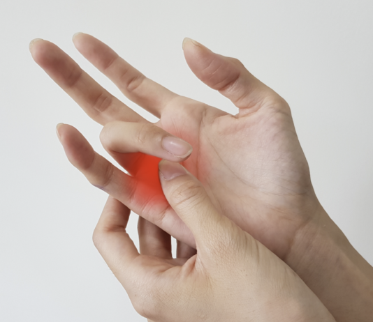 Produrre uno splint di dito su misura con materiale comune