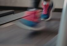 Protesi robotica di arto inferiore e auto-immagine corporea