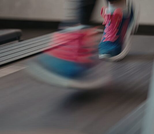 Protesi robotica di arto inferiore e auto-immagine corporea