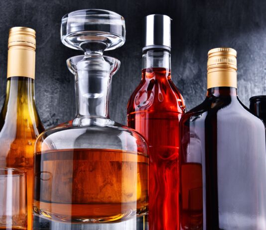 Alcol e ossa: bere molto aumenta il rischio di frattura dell’anca Alcol e ossa: bere molto aumenta il rischio di frattura dell’anca