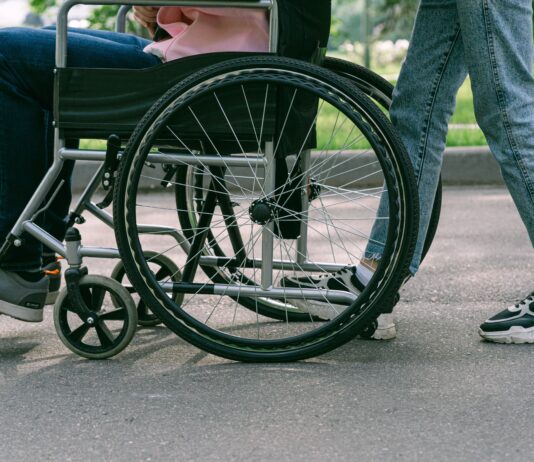 Atrofia muscolare spinale (SMA): un robot indossabile aiuta i bambini a tornare in piedi