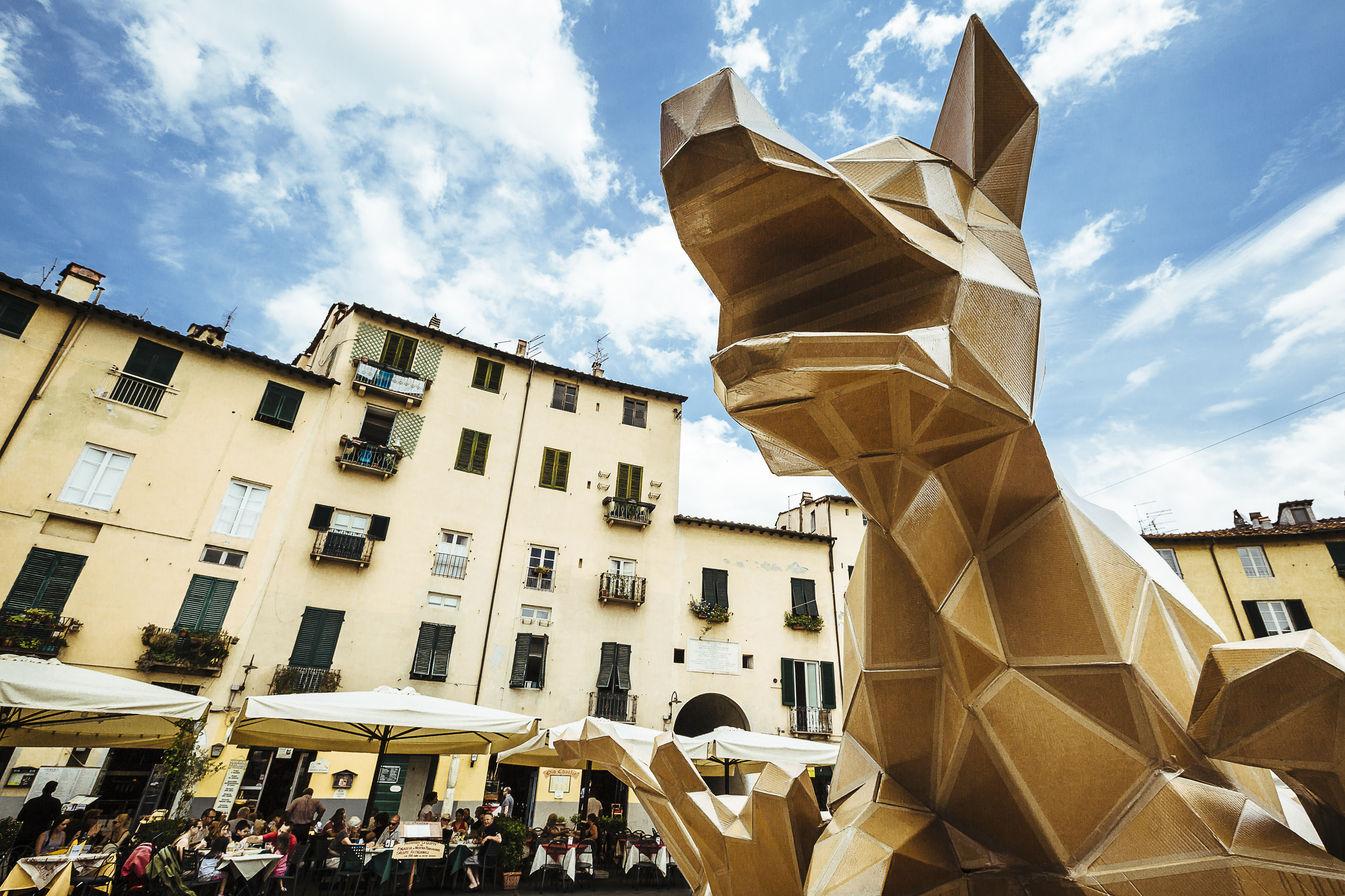 Emily Nelms Perez, «Solidified» made with corrugated cardboard. The work of art selected during the last edition.