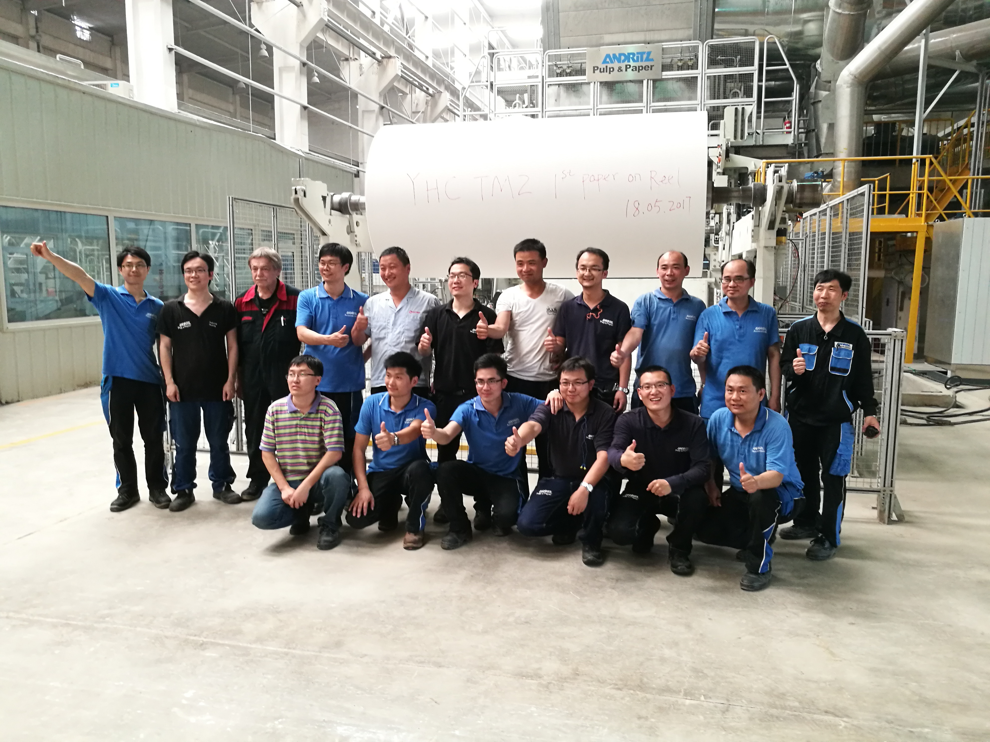The start-up teams of Hebei Yihoucheng and Andritz celebrate the first paper on reel.