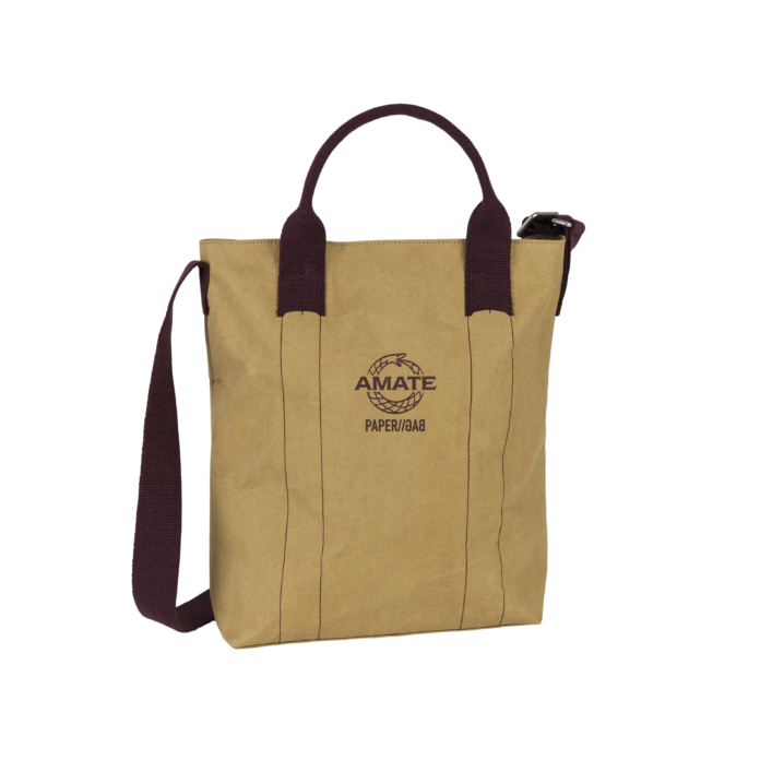 Poplar: a large bag with inserts in organic cotton and zipper. Large inside packet and easy handles to use it as a convenient hand bag. The new model is even more refined, with inside pocket and contrasting shoulder straps.