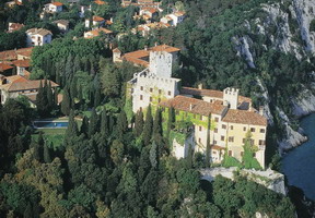 2011/11/Trieste%20-%20Castello%20di%20Duino%20%28ph.Savella%29_apertura.jpg