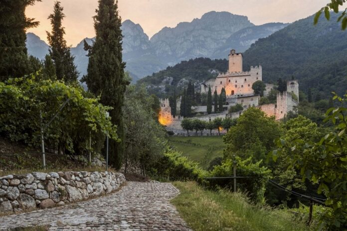 Castello di Avio, Sabbionara d'Avio (TN)_Foto Martina Vanzo_2017_© FAI mostre mercato castello avio fai sere d'estate