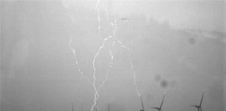 A relationship between the movement of wind turbines and the electrical discharges by lightning