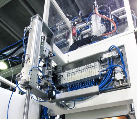 An expandable mandrel for the resin dispensing in motors application