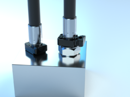 Hydraulic hose connection system for tight assembly spaces