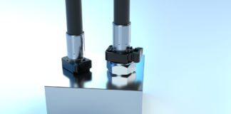 Hydraulic hose connection system for tight assembly spaces