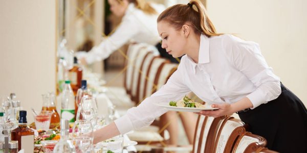 ristorante_sala_cameriera_servizio
