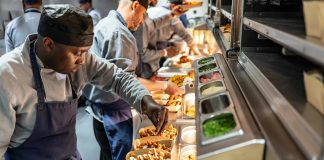 Uno a zero per iHexagon: la star dello stadio prepara snack deliziosi in tempi record, conquistando popolarità a livello internazionale