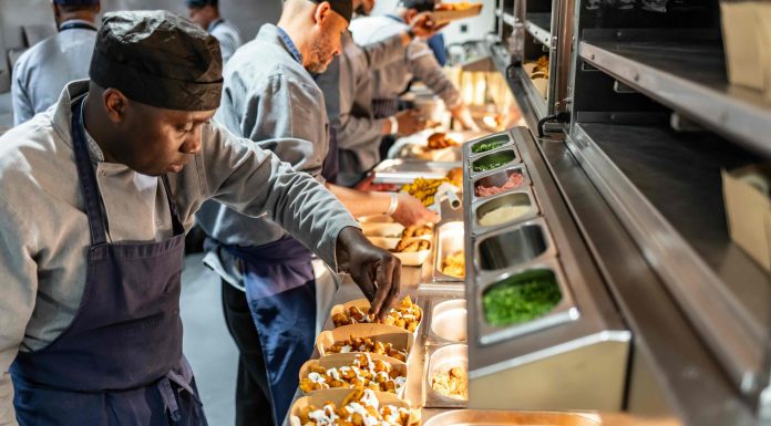 Uno a zero per iHexagon: la star dello stadio prepara snack deliziosi in tempi record, conquistando popolarità a livello internazionale