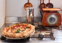 Così il servizio diventa spettacolo, l’esempio dell’Antica Pizzeria Chiaia di Napoli