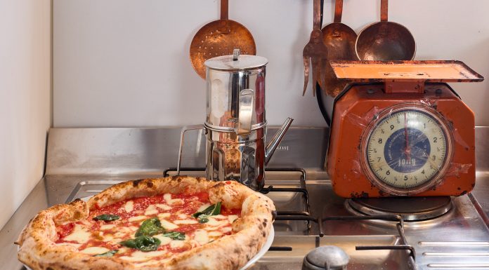 Così il servizio diventa spettacolo, l’esempio dell’Antica Pizzeria Chiaia di Napoli