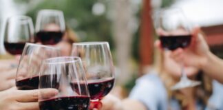 Vino ed e-commerce: cresce la ricerca online, dominano le bollicine e il prezzo guida le scelte