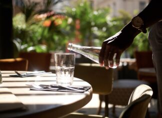 La ristorazione si ritrova in un bicchier d’acqua