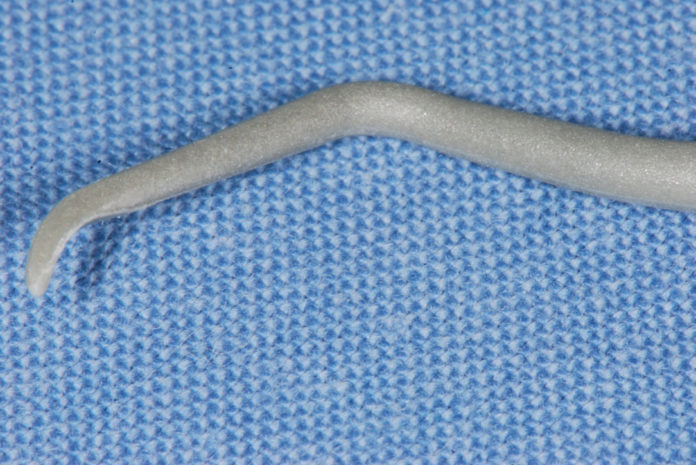 Curette in teflon per la rimozione del tartaro dalle superfici implantoprotesiche.