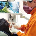 Fig. 1 Applicazione dell’auricoloterapia preseduta d’igiene orale professionale.