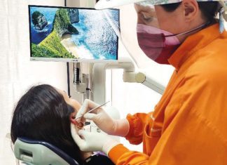 Fig. 1 Applicazione dell’auricoloterapia preseduta d’igiene orale professionale.