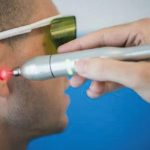 Fig. 6D Stimolazione auricolare con laser.