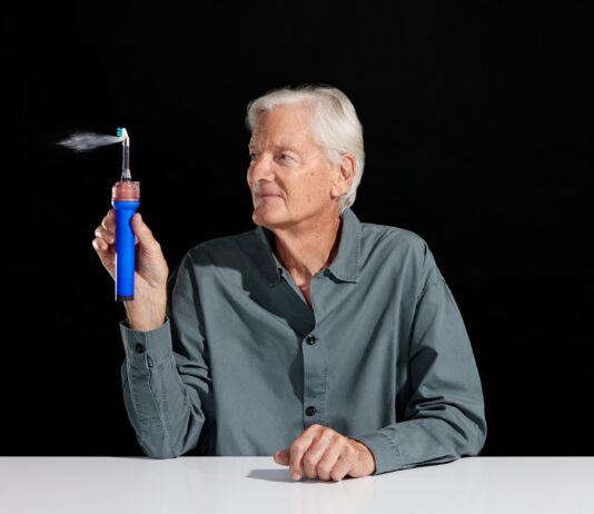 Dyson lancia CameraJet™, lo spazzolino con videocamera integrata per la pulizia interdentale Dyson