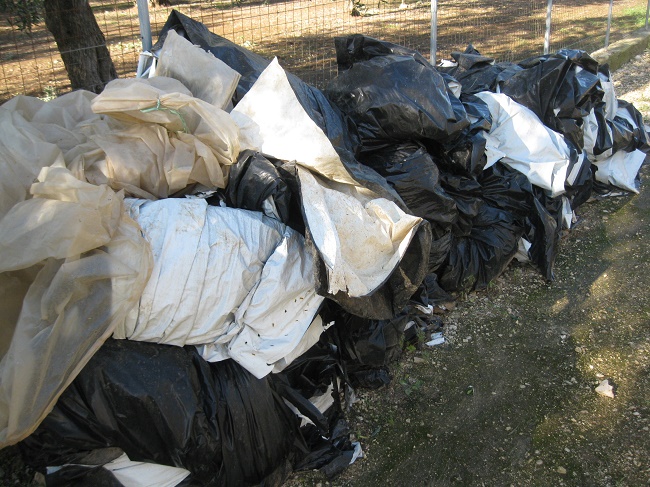 Teli plastici abbandonati rifiuti speciali
