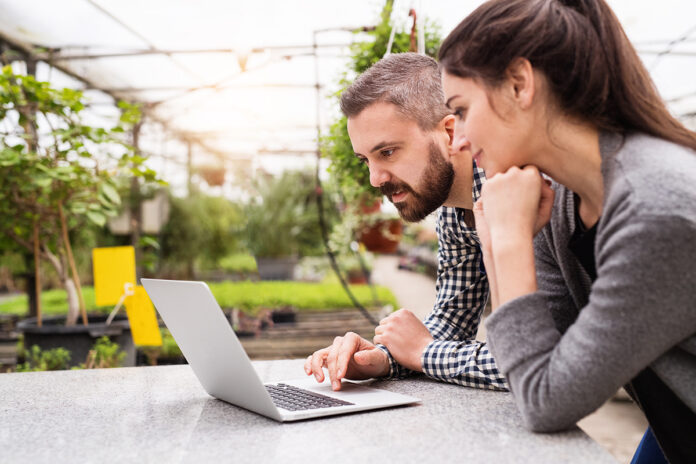 personale di azienda ortovivaistica alle prese con il digitale e la sua sicurezza sicurezza digitale
