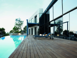 Le finestre scorrevoli toccano la piena trasparenza ed essenzialità