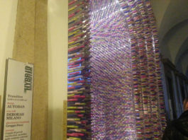 Finitura multicolor trasitoria realizzata impiegando oltre 30.000 rossetti