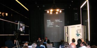 Andare oltre una porta che scorre. Dedicato a professionisti e stampa