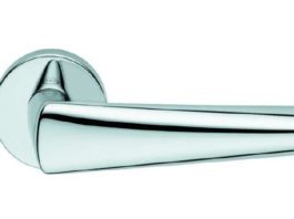 “La materia crea la propria bellezza”. Nuova maniglia in ottone