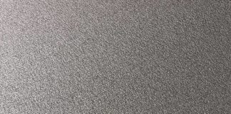 Finemente ruvida e preziosa alla vista, nuova superficie per porte da garage