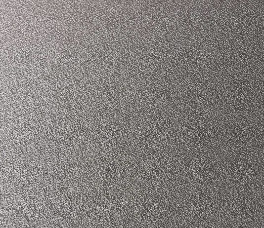 Finemente ruvida e preziosa alla vista, nuova superficie per porte da garage