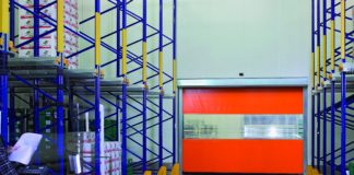 Indicato per logistica e supermercati. Nuovo portone a scorrimento rapido