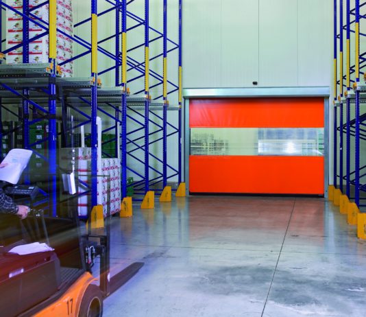 Indicato per logistica e supermercati. Nuovo portone a scorrimento rapido