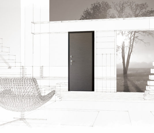 Porta blindata con serratura ad azionamento automatico