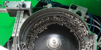 Nuovo compatto sistema di avvitatura automatica di maniglie per porte