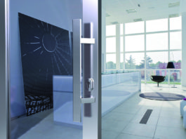 Maniglione in acciaio inox con cilindro dalla stile rigoroso ed essenziale