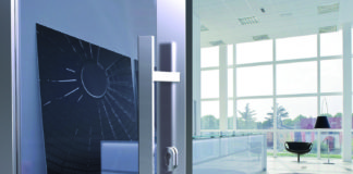 Maniglione in acciaio inox con cilindro dalla stile rigoroso ed essenziale