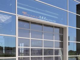 Nuova serie di portoni sezionali con portine pedonali e generose finestrature