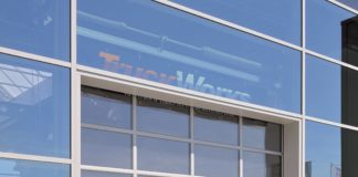 Nuova serie di portoni sezionali con portine pedonali e generose finestrature