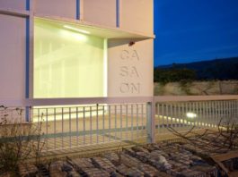 Casa Onna, dialogo architettonico a completamento l’edificio municipale