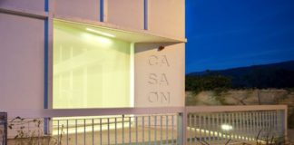 Casa Onna, dialogo architettonico a completamento l’edificio municipale