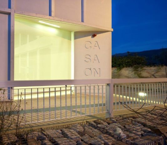 Casa Onna, dialogo architettonico a completamento l’edificio municipale