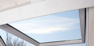Nel futuro della finestra per tetti il comfort “automazione”a portata di mano